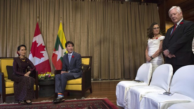La dirigeante du Myanmar Aung San Suu Kyi et le premier ministre Trudeau assis côte à côte. La dirigeante du Myanmar Aung San Suu Kyi et le premier ministre Trudeau assis côte à côte.