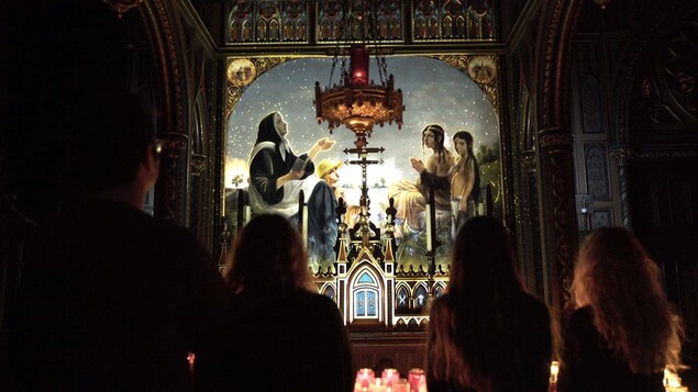 Une des projections d'AURA, créée par Moment Factory à la basilique Notre-Dame à Montréal Une des projections d'AURA, créée par Moment Factory à la basilique Notre-Dame à Montréal