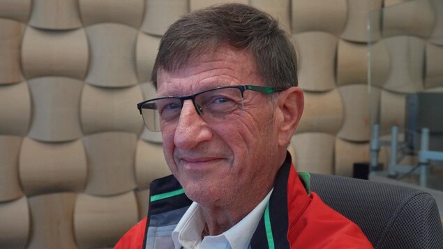 Le Dr Aurel Schofield dans un studio de radio.