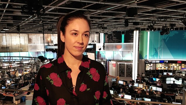 Plan moyen d'Aurélie Lanctôt, qui pose dans le Centre de l'information de Radio-Canada. Plan moyen d'Aurélie Lanctôt, qui pose dans le Centre de l'information de Radio-Canada.