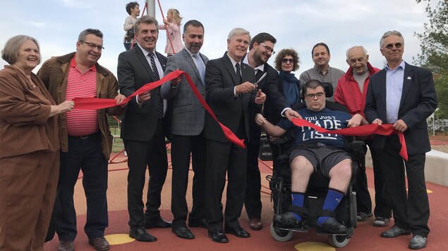 Le maire d'Aurora, les conseillers municipaux et des membres du comité consultatif sur l'accessibilité à l'inauguration du parc Queen's Diamond Jubilee. Le maire d'Aurora, les conseillers municipaux et des membres du comité consultatif sur l'accessibilité à l'inauguration du parc Queen's Diamond Jubilee.