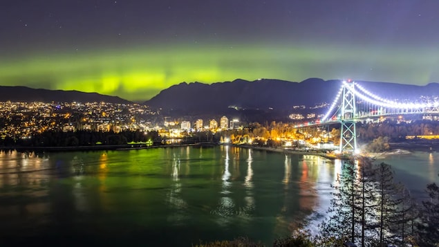 Des aurores boréales dansent dans le ciel de Vancouver
