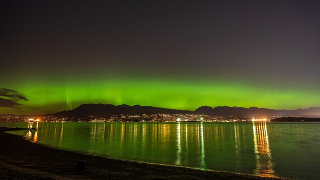 Une aurore boréale au dessus de la ville de Vancouver.
