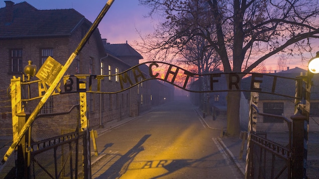 L'entrée du camp d'Auschwitz avec le tristement célèbre fronton sur lequel il est écrit : le travail rend libre.
