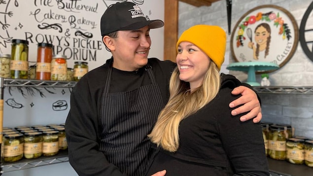 Un couple de Kahnawake marie les cornichons et les gâteaux