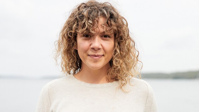 L'auteure-compositrice-interprète et réalisatrice fransaskoise Alexis Normand en 2022.