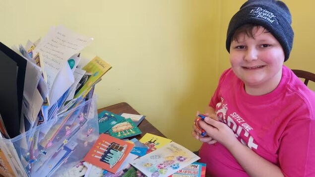 Intimidé à l’école, un garçon autiste reçoit 700 cartes d’anniversaire du monde entier