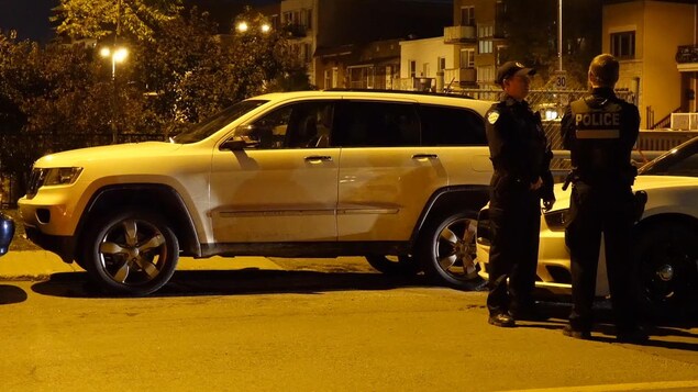 Véhicule utilitaire sport et deux policiers Véhicule utilitaire sport et deux policiers
