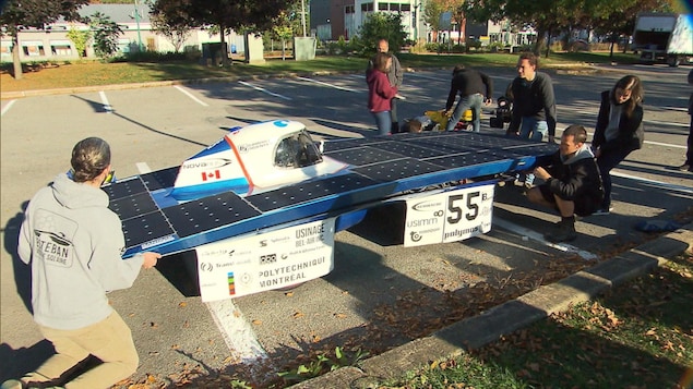 La voiture électrique de Polytechnique Montréal lors d'une vérification technique dans un stationnement