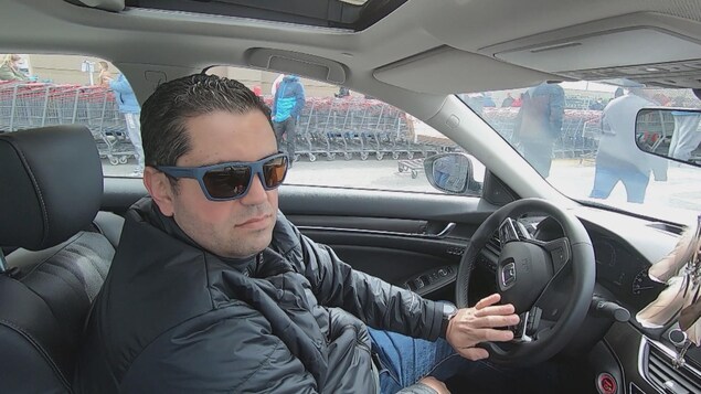 Anouar Mhirsi au volant de sa voiture.