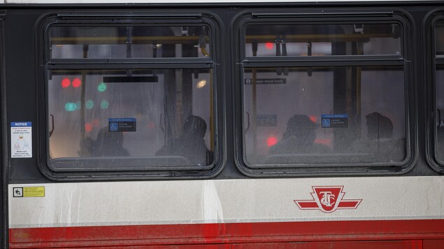 Un homme poignardé dans un autobus municipal à Toronto