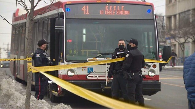Un adolescent accusé d’avoir poignardé un chauffeur d'autobus à Toronto