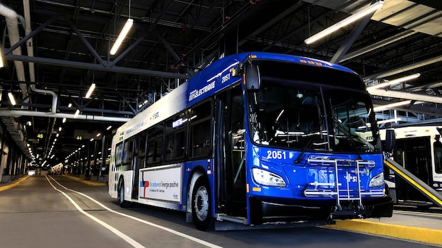 Le bus dans un garage.