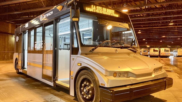 Un autobus électrique dans un garage.