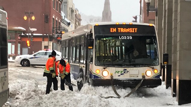 Un autobus a dérapé dans la neige Un autobus a dérapé dans la neige