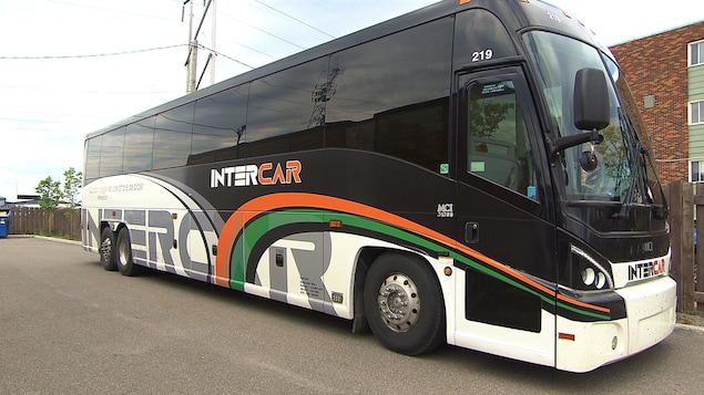 Autobus de la compagnie Intercar au terminus de Sept-Îles. 