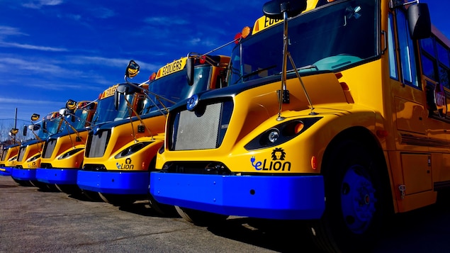Alexandre Taillefer a tenu à souligner que le Québec n'aspire pas à rivaliser avec des géants comme Tesla, mais bien à devenir un leader mondial dans des marchés de niche, à l'instar des autobus scolaires électriques conçus par une entreprise de Saint-Jérôme.