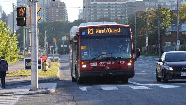 Plus de 200 trajets d’autobus annulés vendredi à Ottawa, faute de personnel