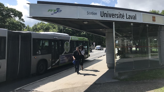 Des étudiants sortent d'un autobus du RTC sur le campus universitaire.