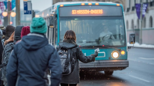 Des citoyens attend un autobus de la Société de transport de l'Outaouais