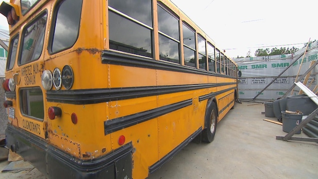 Un vieil autobus scolaire en voie d'être transformé.