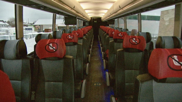 L'intérieur d'un autocar. La moitié des sièges est inaccessible en raison de la pandémie.