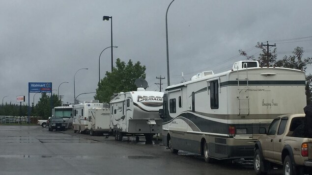 Une rangée de roulottes et d'autocaravanes.