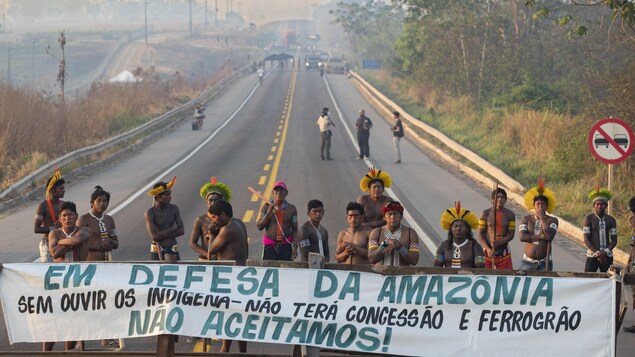 Indígenas kayapo  protestan contra las actividades mineras ilegales responsables de la deforestación de la Amazonia.