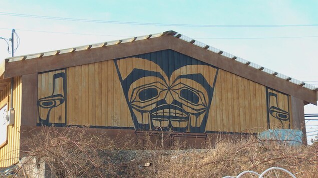 Une maison longue autochtone en Colombie-Britannique