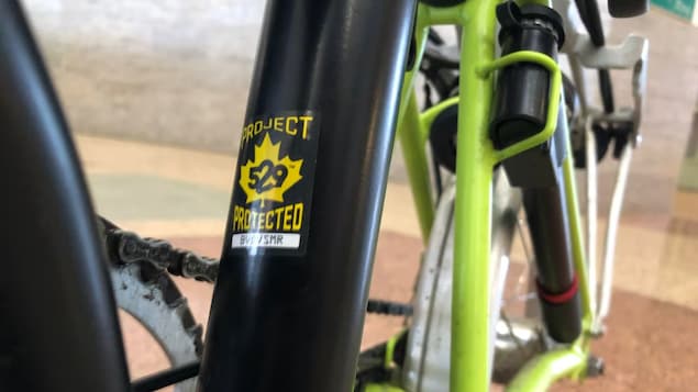 Un autocollant de l'application antivol Garage 529 collé sur un vélo.