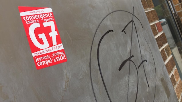 Des graffitis et autocollants anti-G7 apparaissent sur des murs de Québec Des graffitis et autocollants anti-G7 apparaissent sur des murs de Québec