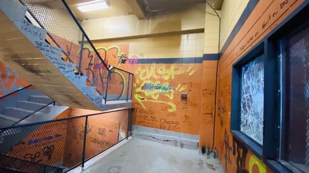 Une cage d'escaliers remplie de graffitis.