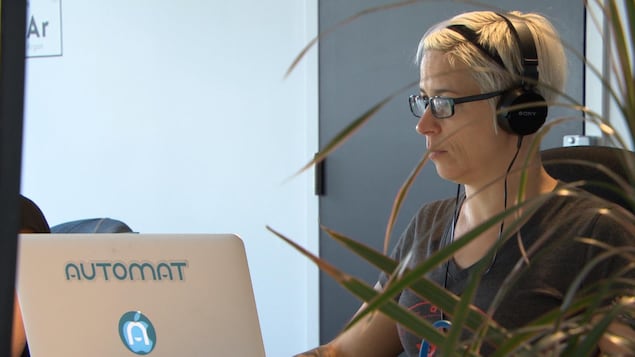 Une femme, membre d'une équipe de développeurs montréalais de programmes informatiques
