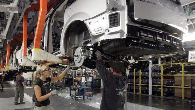Un homme et une femme travaillent dans une usine d'assemblage du groupe Fiat Chrysler Automobiles à Windsor, en Ontario.