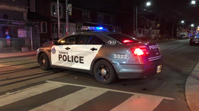 Une balle tirée sur un poste de police de Toronto