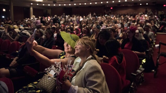 Linda Kelly et Karen Smith prennent un autoportrait avant la diffusion du mariage royal au théâtre Princess of Wales, à Toronto. Linda Kelly et Karen Smith prennent un autoportrait avant la diffusion du mariage royal au théâtre Princess of Wales, à Toronto.