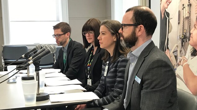 Quatre spécialistes de l'Autorité sanitaire de la Saskatchewan sont assis à une table devant des micros lors d'une conférence de presse.