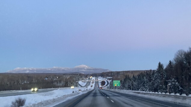 Accumulation de neige sur certaines routes de l’Estrie