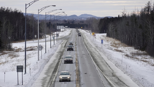 Un tronçon d'autoroute qui compte deux voies, l'hiver.