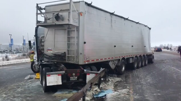 Photo d'un camion mis en portefeuille sur la chaussée glacée. Photo d'un camion mis en portefeuille sur la chaussée glacée.