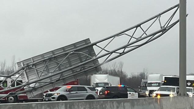 L’effondrement d’un panneau de signalisation provoque la fermeture de l’autoroute 401