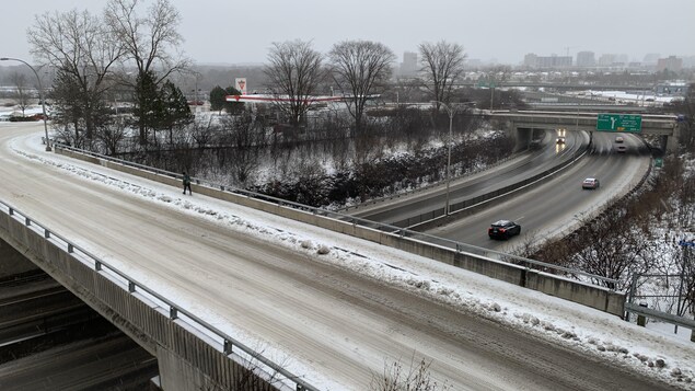 Une autoroute et un viaduc, par un temps neigeux et verglacé.