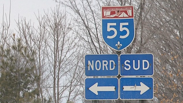un panneau de signalisation