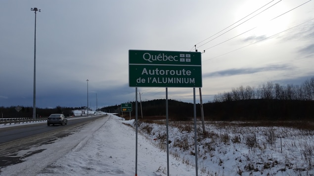 Affiche du ministère des Transports « Autoroute de l'aluminium ».