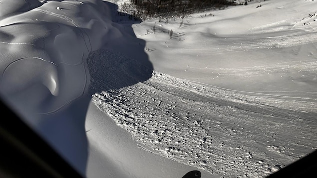 Vue de la neige déplacé par l'avalanche.