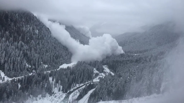 Une avalanche tue un policier et en blesse gravement un autre en Colombie-Britannique