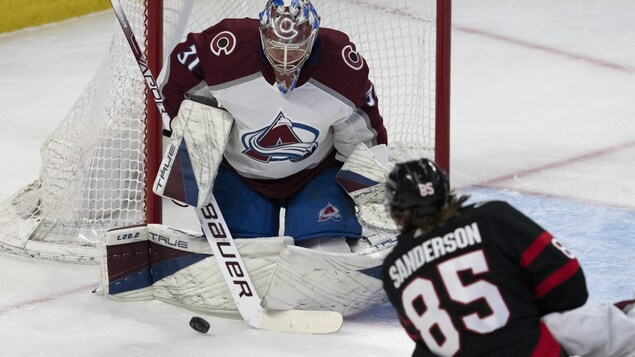 L’Avalanche profite d’un but bizarre et défait les Sénateurs 5-4