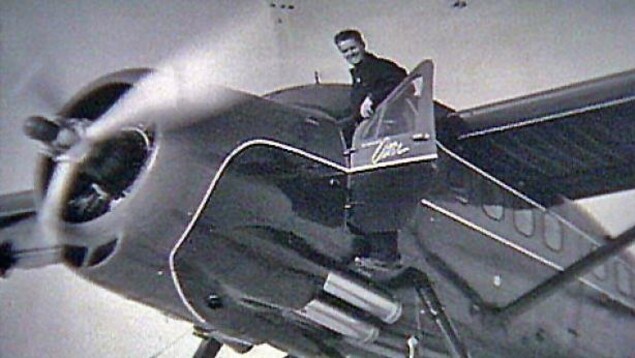 Un pilote de brousse s'apprête à embarquer dans un avion.