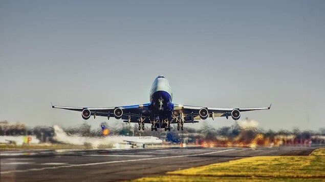 Erplano palipad sa runway.