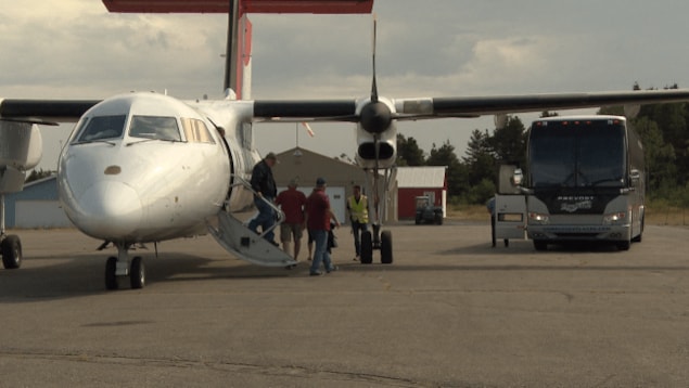 Un avion nolisé transportant des travailleurs de la Garde côtière, à l'aéroport municipal de Matane cet été. Un avion nolisé transportant des travailleurs de la Garde côtière, à l'aéroport municipal de Matane cet été.